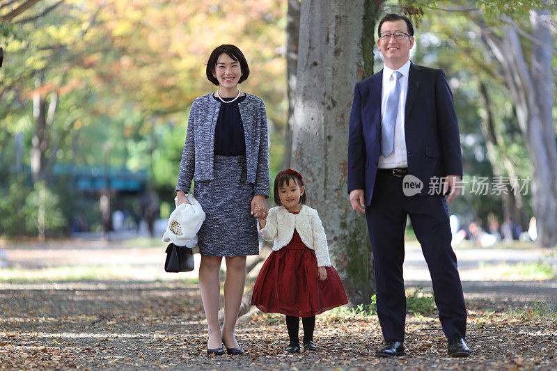 日本父母和他们的女儿在志一去桑庆祝