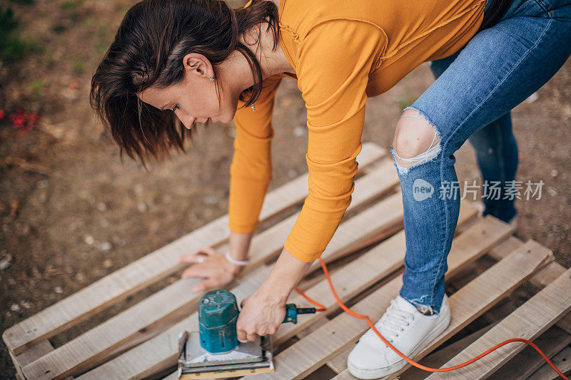 女士在建筑工地上刮木板