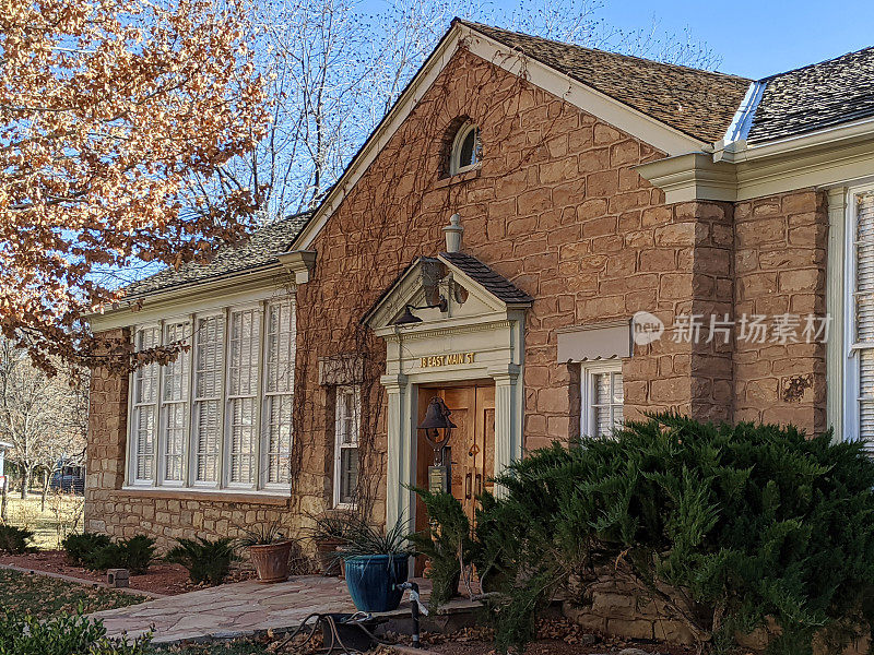 犹他州罗克维尔市大约100年前的旧石砌建筑和历史校舍的残存部分现已修复