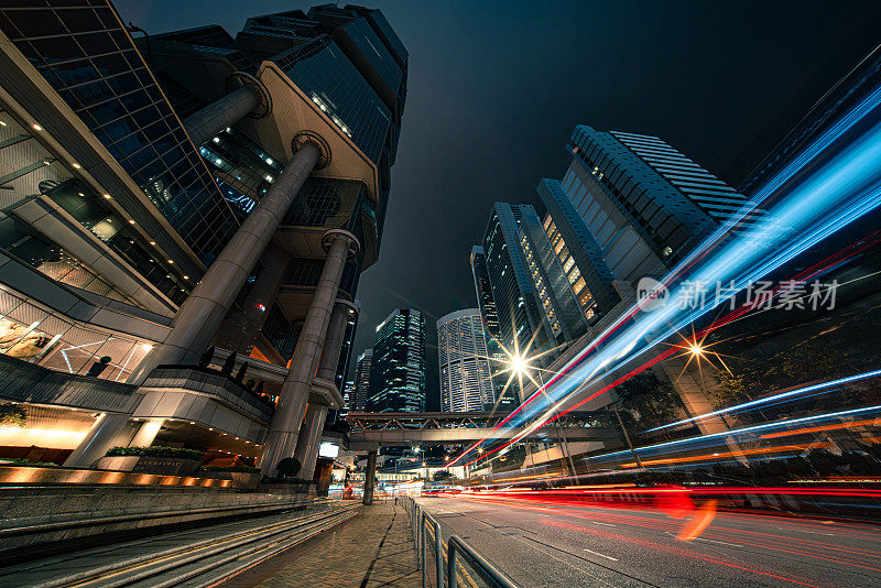 香港晚上的现代城市交通