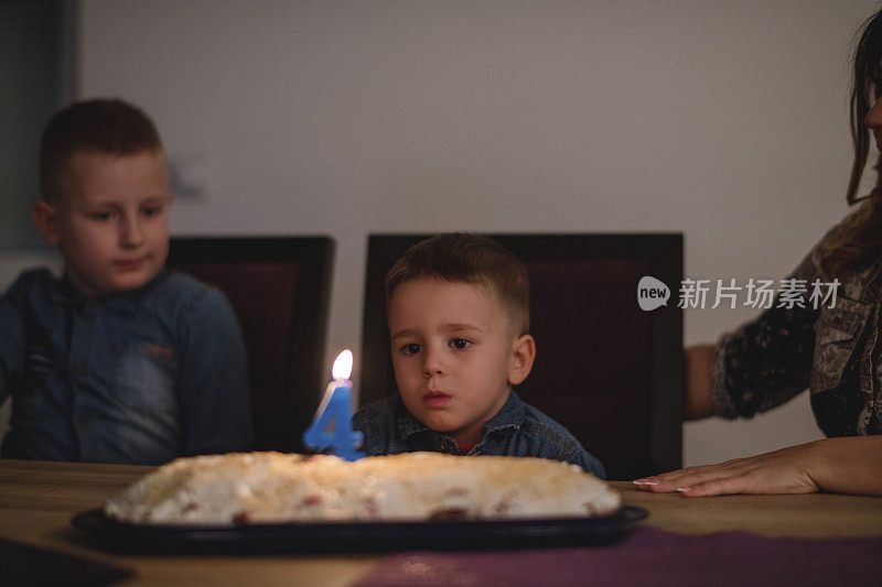 由于冠状病毒大流行，他的第一个生日庆典没有朋友