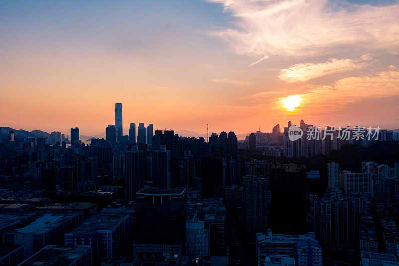 日落时香港城市的无人机视图