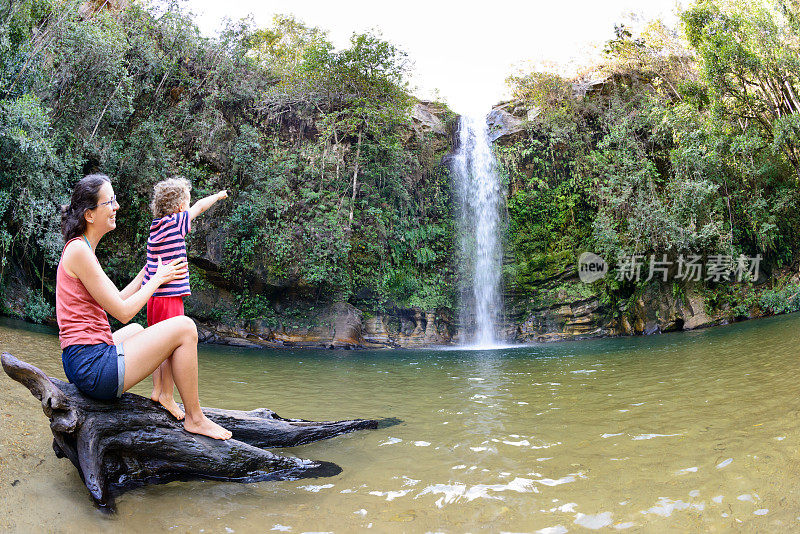 母子俩在戈亚斯的皮雷诺波利斯看瀑布