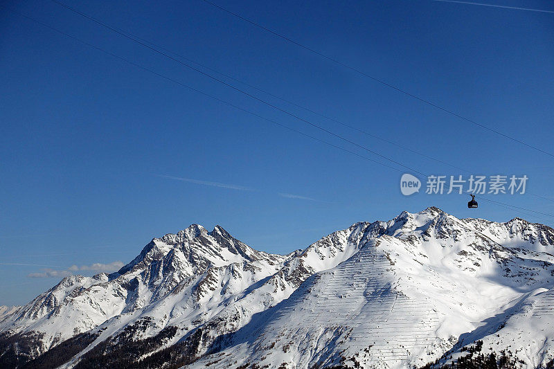 在奥地利圣安东滑雪