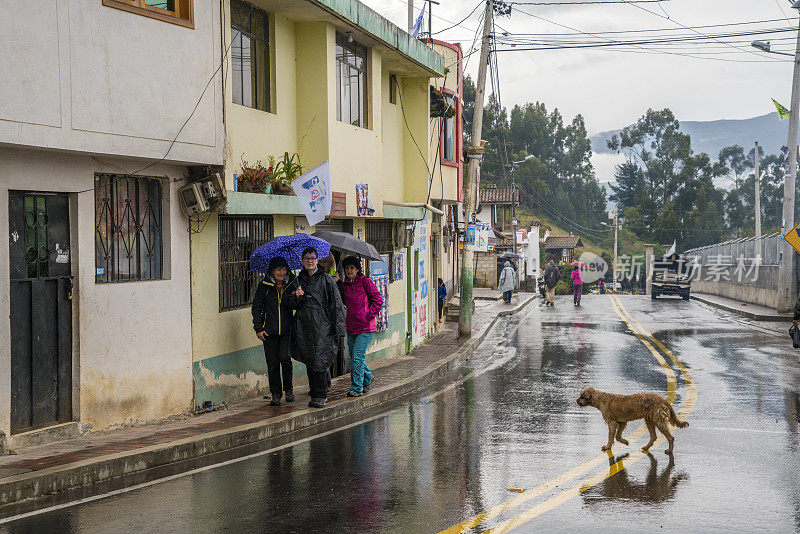 厄瓜多尔丘奇兰的游客在雨天的街道上。