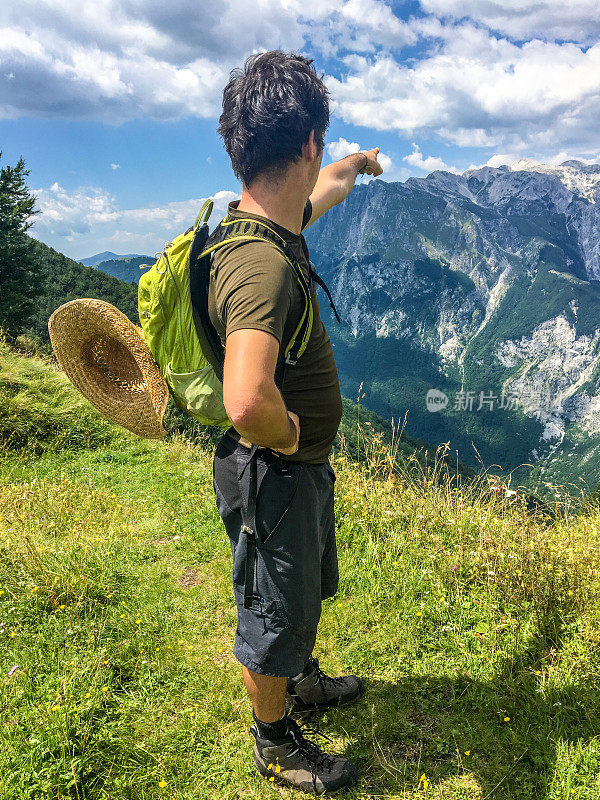 一个年轻人喜欢夏天在山里徒步旅行