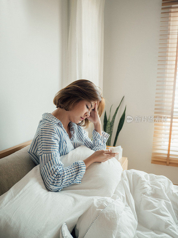 年轻女子拿着止痛药瓶读处方