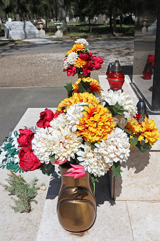 在公共公墓的墓上放上鲜花