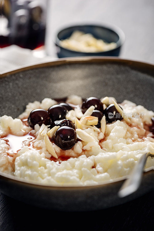传统的意大利烩饭或杏仁樱桃酱米布丁。