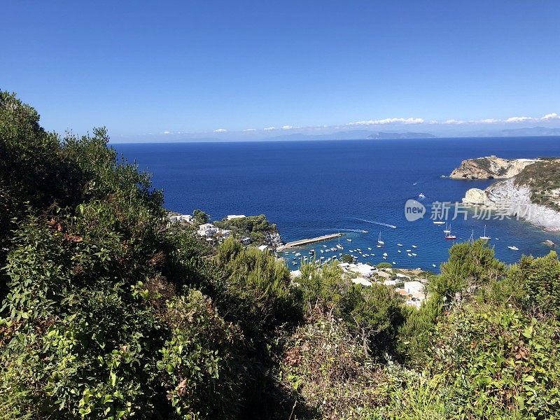 从意大利的庞萨岛俯瞰地中海的全景