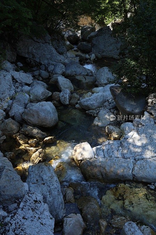 天然峡谷岩石形成与水流