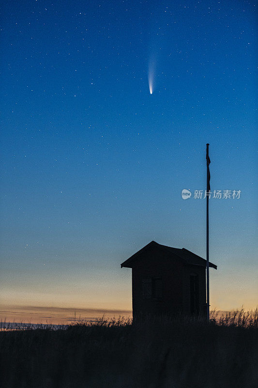 丹麦尼奥德岛上空的Neowise彗星