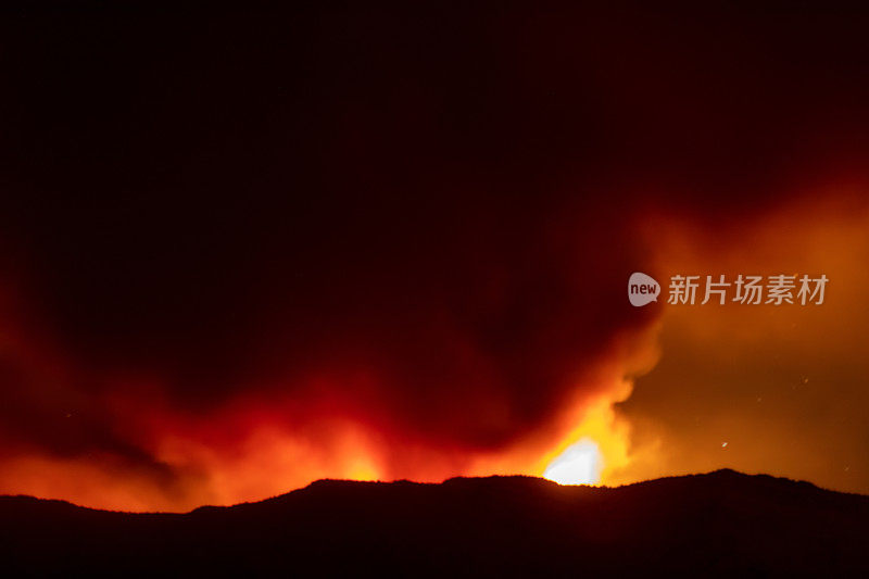 科罗拉多州西部松树峡谷大火的火焰和浓烟