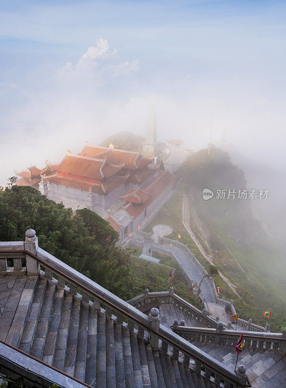 在翻斯盘山金松包唐图塔旅游。Fansipan是印度支那最高的山峰，位于越南北部的老街沙巴，是最受欢迎的旅游目的地