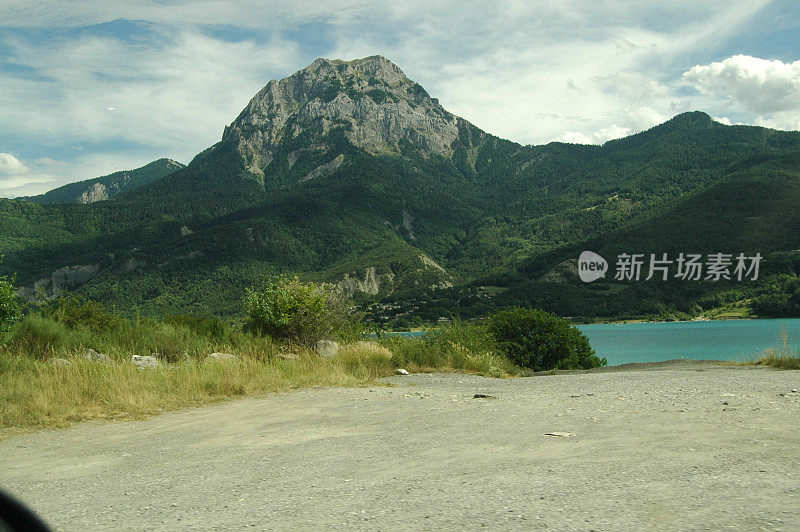 有地面、湖泊和小山的瑞士阿尔卑斯山