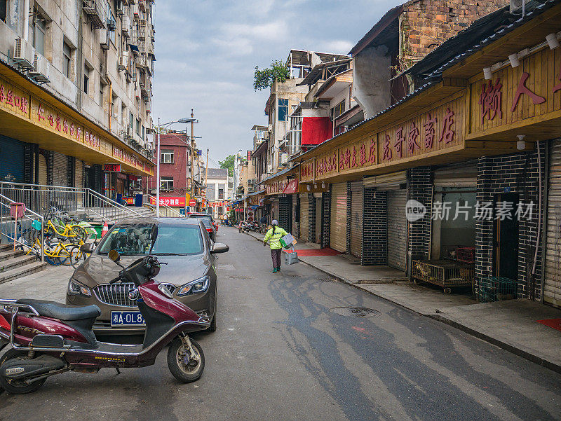 陌生的人或游客在早上走在长沙市，中国湖南。太平老街是长沙市的标志性建筑之一