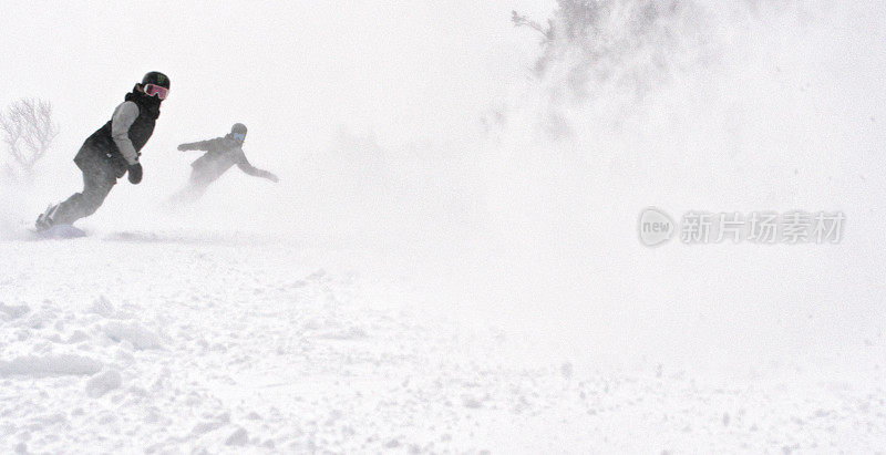 在科罗拉多州博尔德附近的埃尔朵拉滑雪场，几名滑雪板运动员在一个多雪的阴天滑下来并在摄像机前喷雪