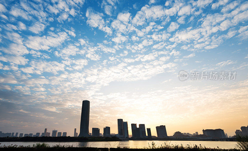 夕阳下的海滨城市