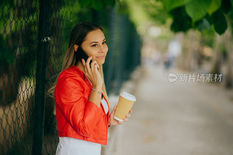 在城市里使用智能手机的女人