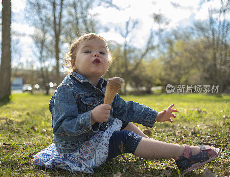 可爱的小女孩在吃冰淇淋