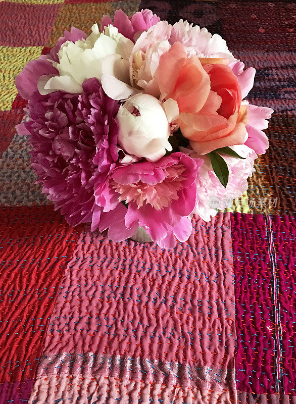 牡丹花束，鲜花朵朵绗缝桌布家居装饰。