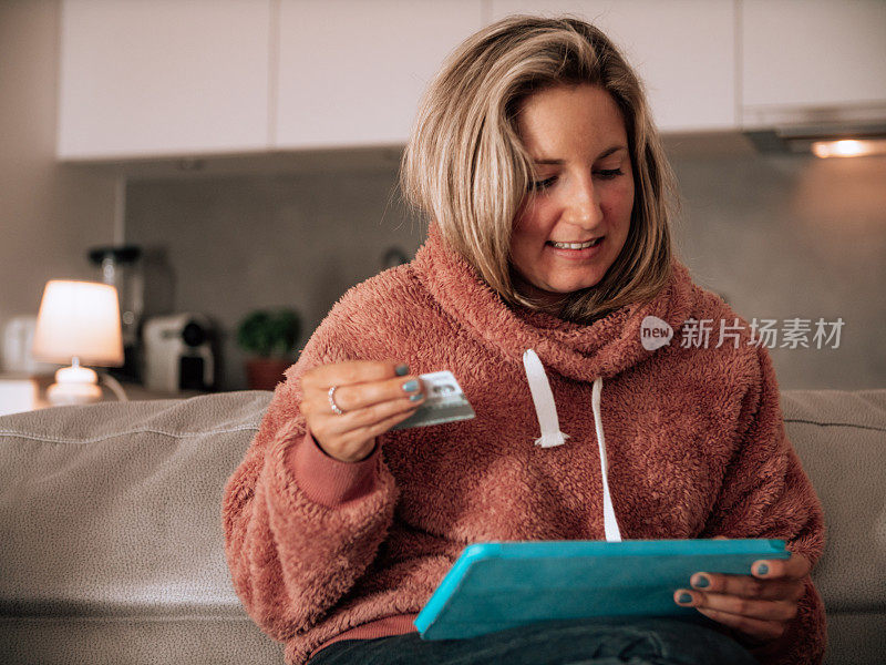 女人在家里用信用卡购物