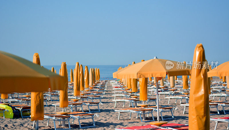 沙滩伞在大海和蓝天前张开