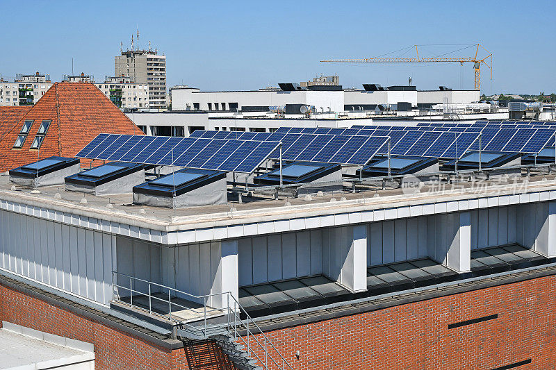建筑顶部的太阳能电池板
