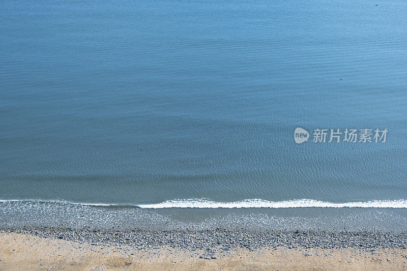 漆黑的大海，孤独的海浪