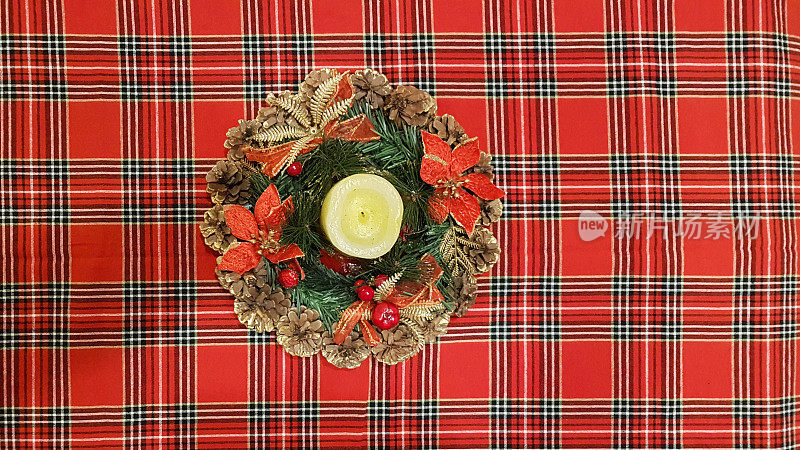 餐桌桌布红色与方形顶视图蜡烛在中间的圣诞圣诞背景