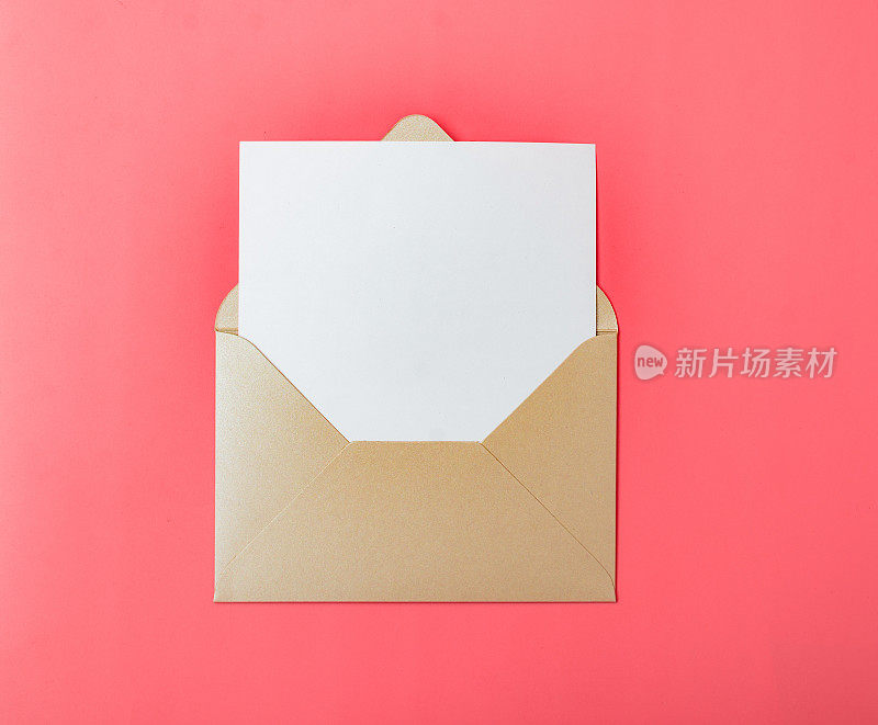 打开一个红色背景白纸的金色信封。