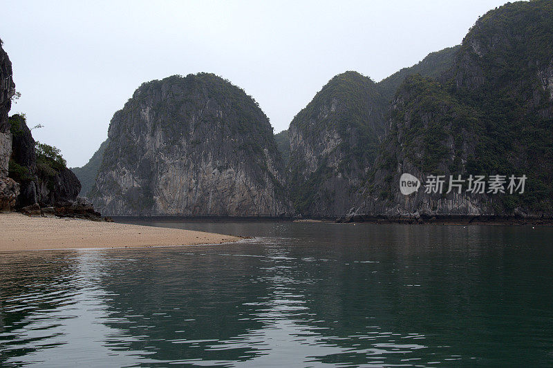 越南兰哈湾的喀斯特山脉