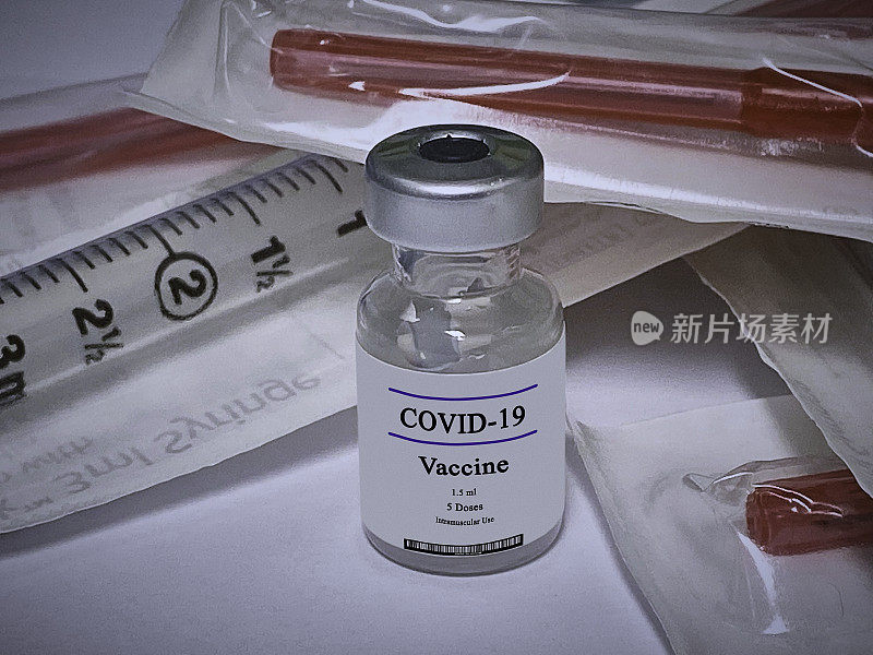 在医疗环境中使用注射器接种COVID-19疫苗的特写