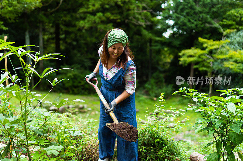 园艺在家妇女铲土