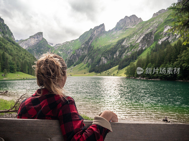 一个女人在看瑞士美丽的高山湖泊