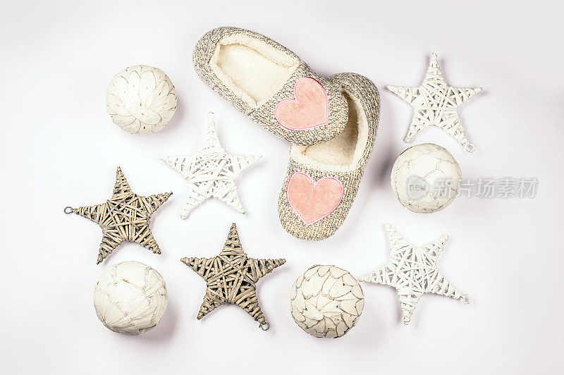 圣诞组成的毛绒拖鞋和星星在白色的背景