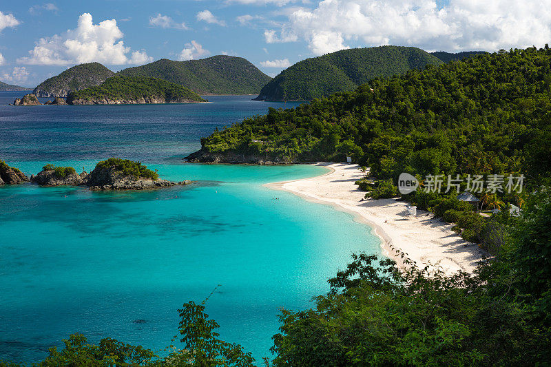 在圣约翰的Trunk湾海滩俯瞰