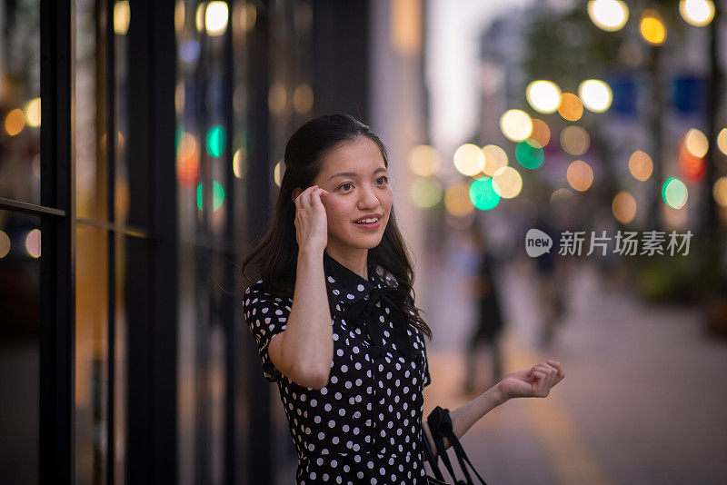 日落时分，年轻女子在城里等人