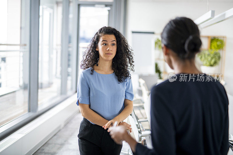 混血儿女人听她的同事抱怨