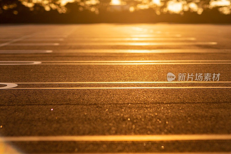 日出时空旷的跑道和天空的自然景观。新的一天从早晨开始。