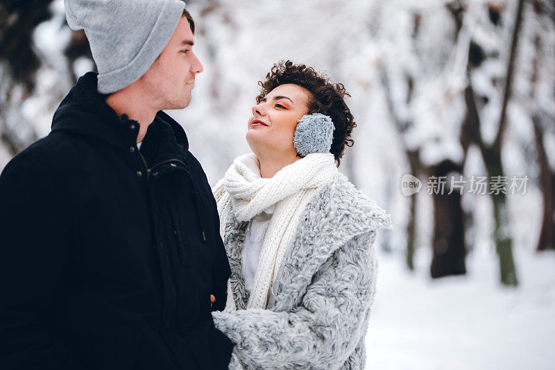 雪中的年轻夫妇