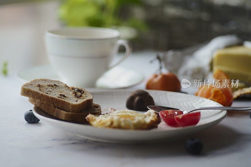 自制早餐:烤葡萄干面包、煎鸡蛋、黄油和咖啡