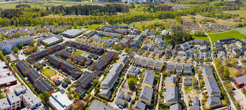 从空中俯瞰斯德哥尔摩的Kista公寓楼。绿色的环境