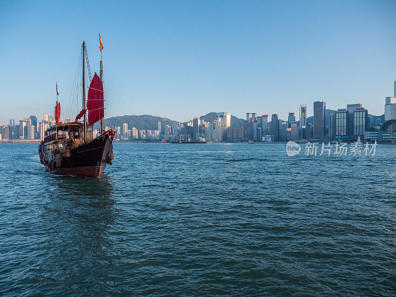 日落时分，香港维多利亚港的舢板