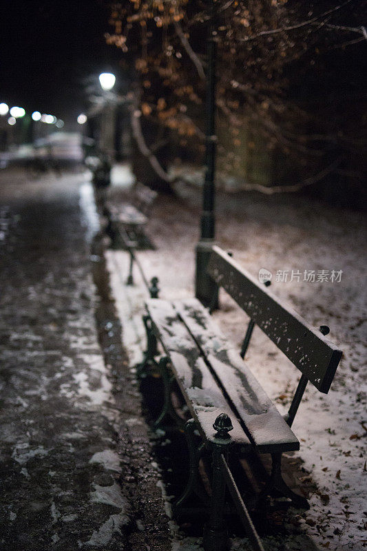 长凳，雪，冬天，克拉科夫中心的公园