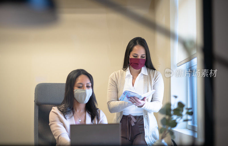 在办公室里戴着面具的女商人