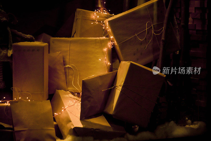 一堆包装好的包裹，礼物和圣诞彩灯。