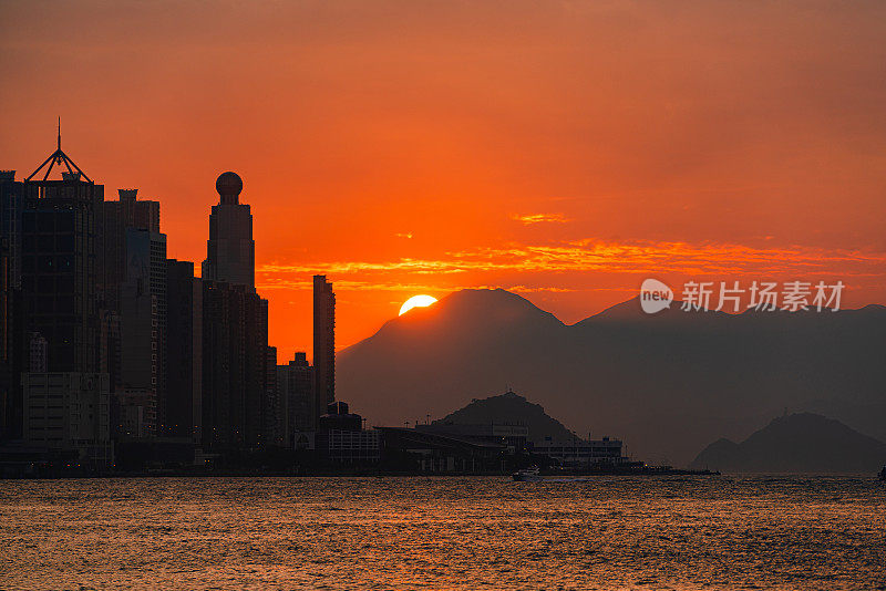 阳光下的香港海港景色