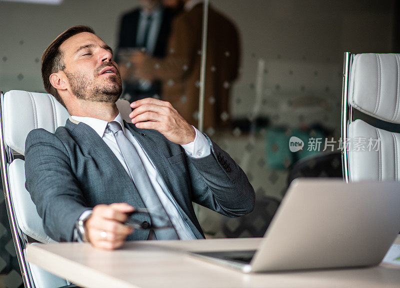 从繁重的工作和沉重的思考中休息几分钟。