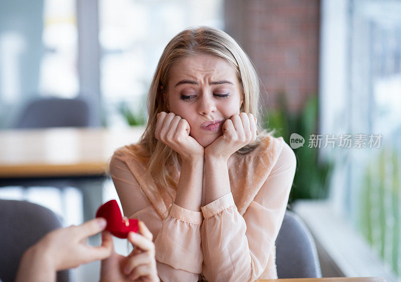 无聊的千禧女不愿意接受订婚戒指，在咖啡馆拒绝求婚